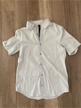 Lululemon Men's Short-Sleeve Button-Up Shirt in Light Grey